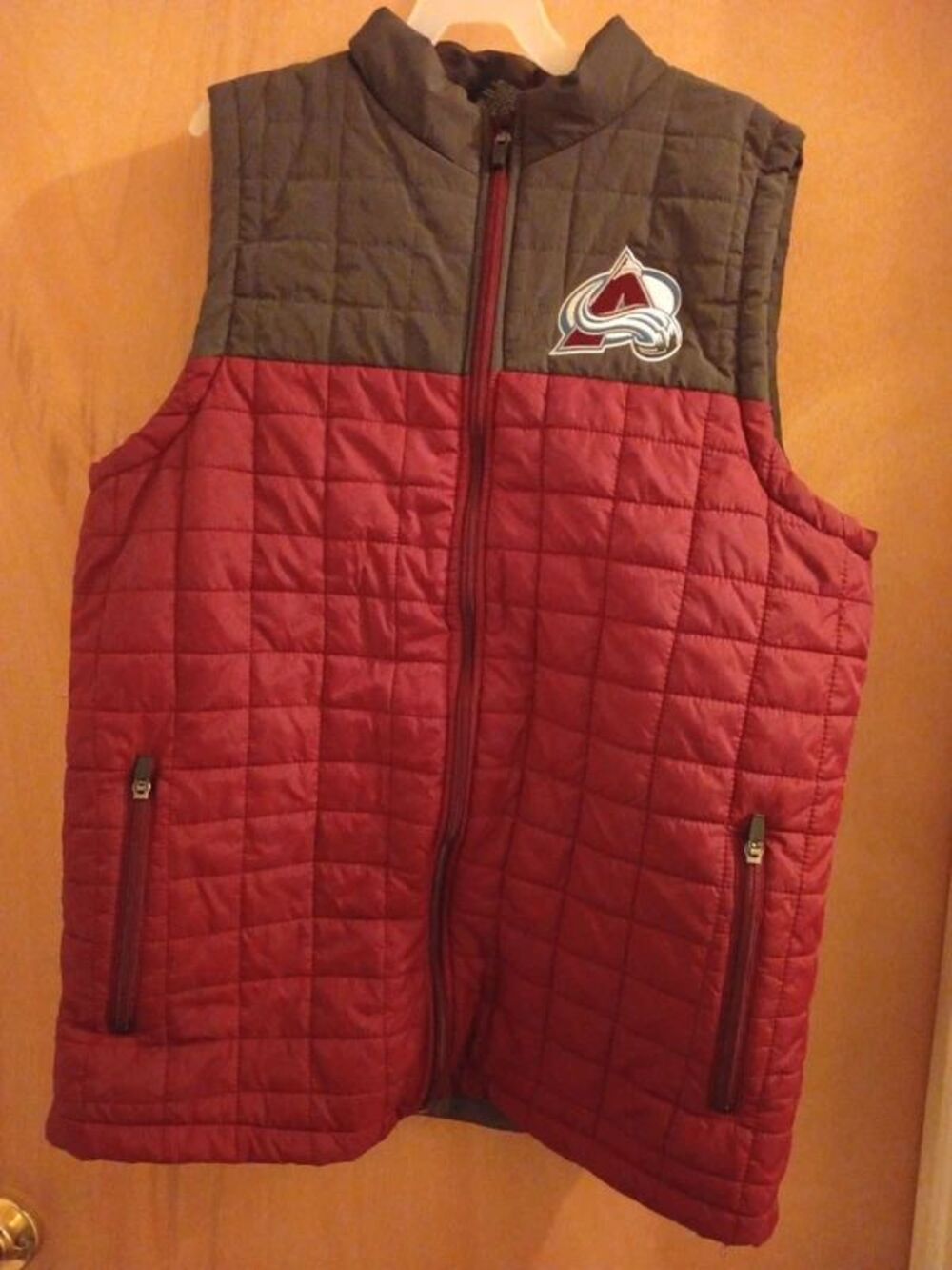 Men's size L Colosseum Colorado Avalanche vest